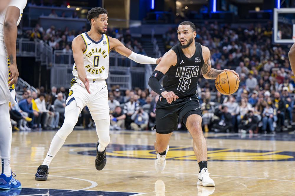 达成生涯400助里程碑，梅西赛后把球衣送给了看台上的父母