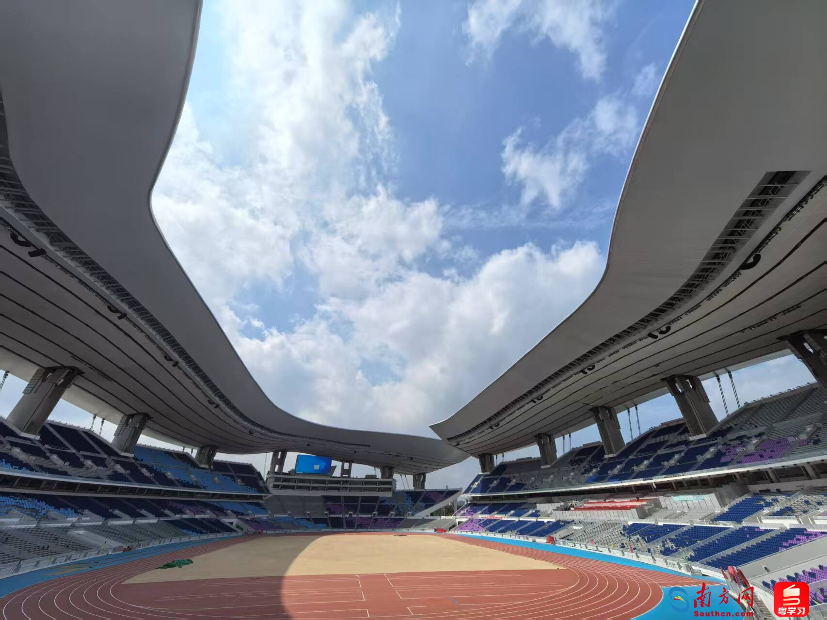 记者：上海申花5名外援以及谢鹏飞和戴伟浚随队出征亚冠客场